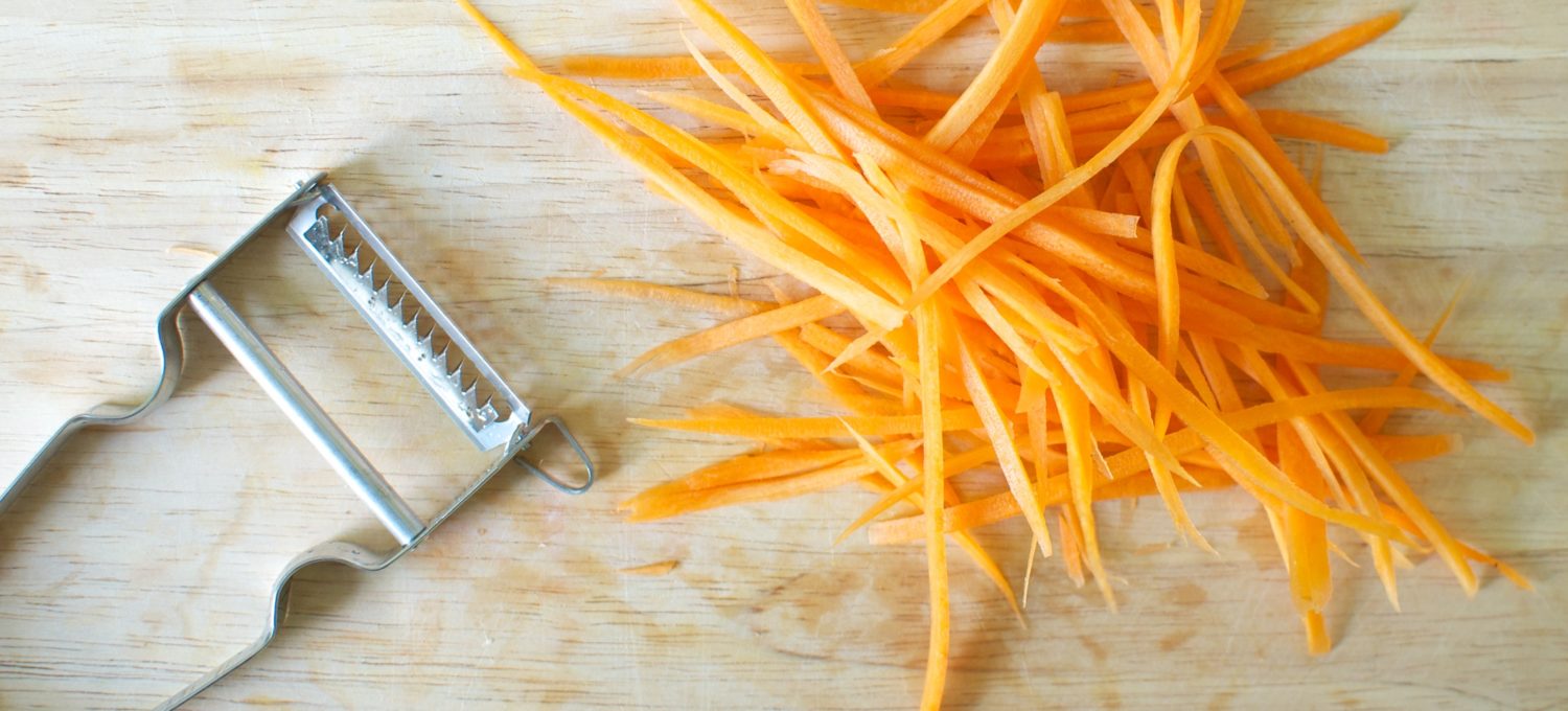 Julienne Schäler im Einsatz mit Karotten